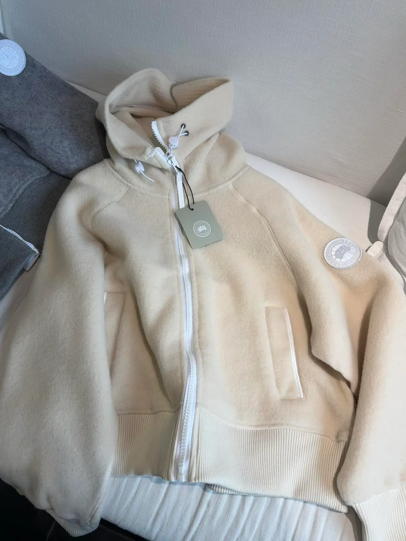 P660 Big Goose White Label Hooded Cashmere Sweatshirt Jacket [Original Mold] [Perfectly Restored] Canada Goose Canada Goose SS22 Chilliwack Humanature 01 Logo Label Zipper Drawstring Hooded Fleece Long Sleeve Bomber Jacket 7102W1 Exclusively customized wool fabric. Only compared with ZP. The popularity of this season’s new style does not require any elaboration. The fabric is warm and comfortable long plush. It is easy to put on and take off. High-tech breathable space cotton liner. It makes the entire garment very stiff and soft, comfortable and lightweight at the same time. Breathable, soft, not sweaty, lightweight, stylish, and non-deformable. The iconic double-striped reflective strips are designed behind the collar and hood. No detail is missed. High-density goose badge. All threaded accessories are customized. Three colors to choose from. Each one is super western. The upper body effect is very high-end. The loose version is not bloated at all. It is quite fashionable. It can be said that it is a very unique design. This year's must-have style is the same for men and women🔥 Color: black color code, dark gray, goose egg yolk Size: XS.-M